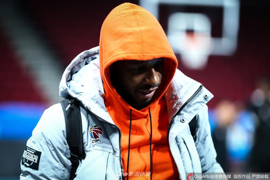 队魂顾全在训练中丝毫不敢懈怠，他张大嘴巴，奋力起跳完成一次上篮，仿佛要将对胜利的渴望全部倾注在这个冰冷的客场。