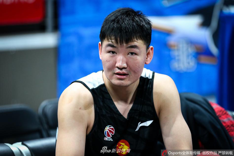 主教练王建军在训练场边神情严峻，他双手抱胸，目光如炬地盯着场上球员的每一次跑动，这份专注仿佛已经提前将对手的战术看穿。