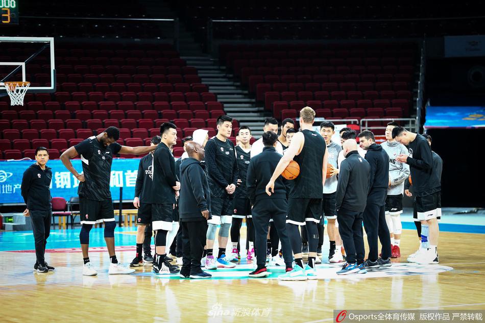 尽管羽绒服加身，也难以抵挡北京的刺骨寒意，沈梓捷在训练间隙不停地搓手哈气，却依然目不转睛地关注着教练的战术布置。