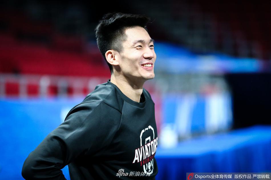 训练馆外寒风凛冽，馆内深圳领航者的队员们热情高涨，图为一次成功的防守后，队员们击掌相庆，团结一心的气氛足以融化北京的冰雪。