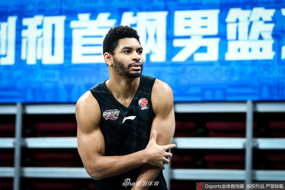 训练结束，沈梓捷用毛巾捂住大半张脸，厚重的羽绒服将他包裹得严严实实，即将步入严寒中的他，背影写满了“冷”字，但心中对胜利的火焰却越烧越旺。