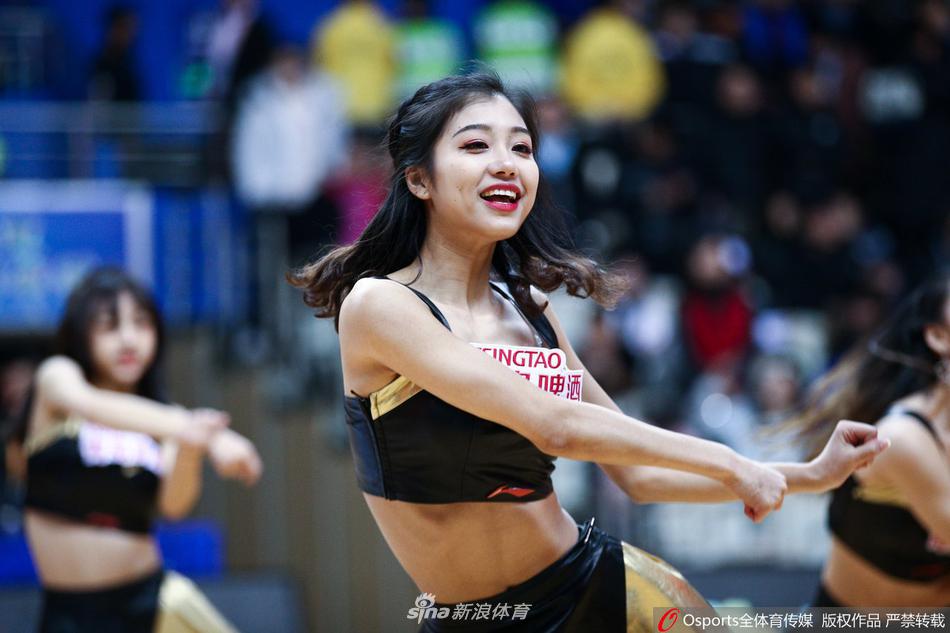 四位鲨鱼女郎摆出整齐划一的帅气姿势，修长的身姿与坚定的眼神展现出职业啦啦队的专业素养，仿佛在说胜利属于上海队。