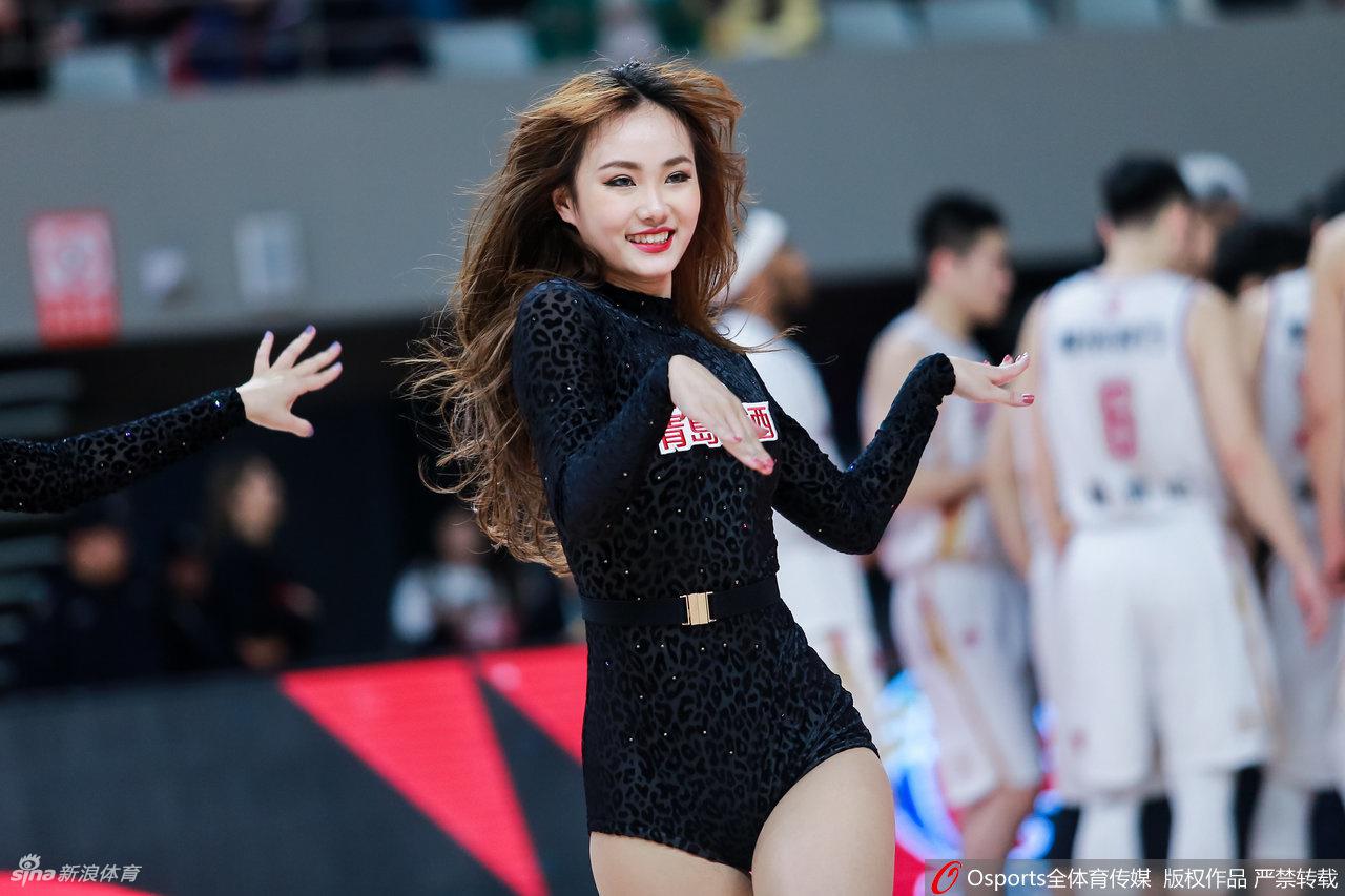 福建浔兴啦啦队的小姐姐们身着亮黄色的短裙，笑容甜美治愈。她们手举花球，动作整齐划一，如同闽南盛开的刺桐花，为球队的每一次进攻加油鼓劲。