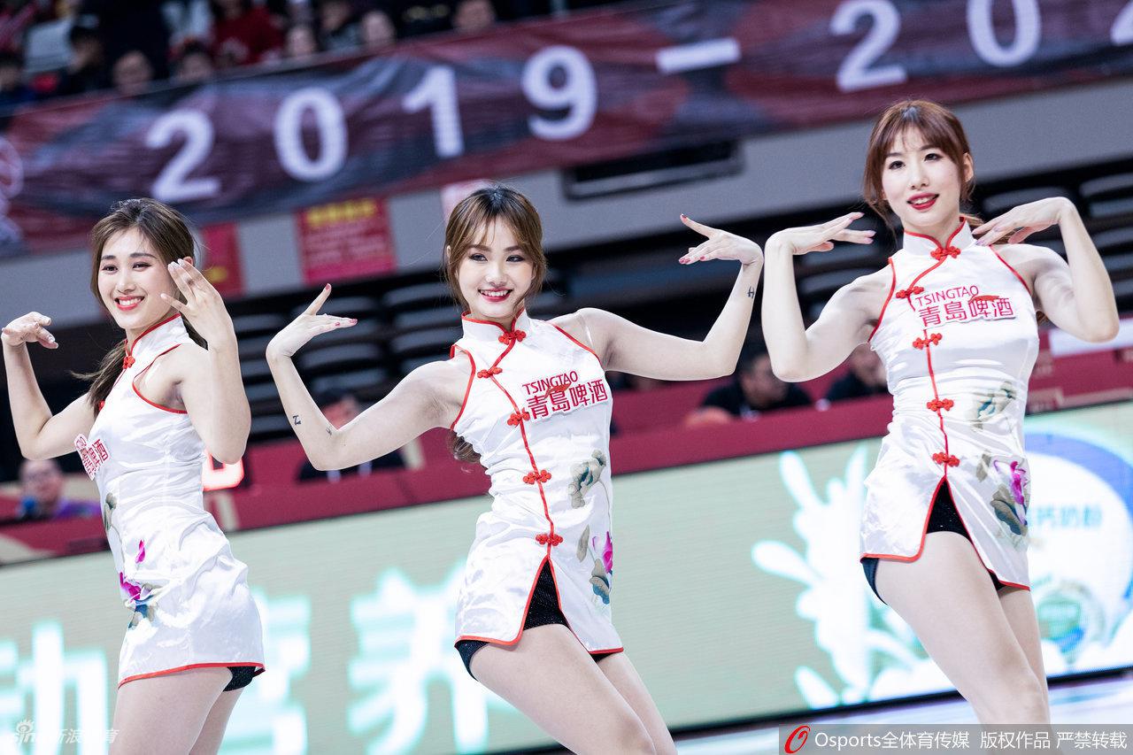 广东宏远啦啦队的辣妹们身着热情似火的红色短裙，伴随着快节奏的电音舞曲扭动腰肢，长发如瀑般倾泻，展现了独属于东莞赛区的火热与激情。