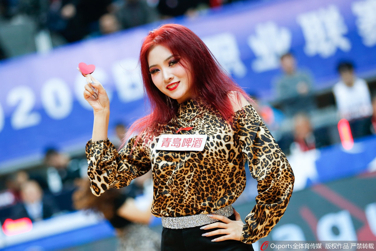 身穿纯白流苏裙的啦啦队整齐列队，姑娘们笑容甜美灿烂，手中的花球随着节奏挥洒青春活力