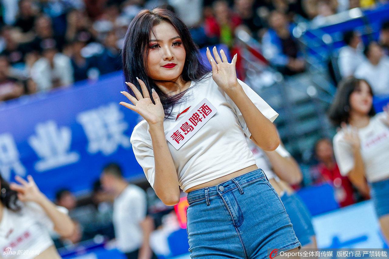 镜头捕捉到拉拉队员全情投入的瞬间，飞扬的发丝和灿烂的笑容，定格了赛场边最具感染力的青春画面。