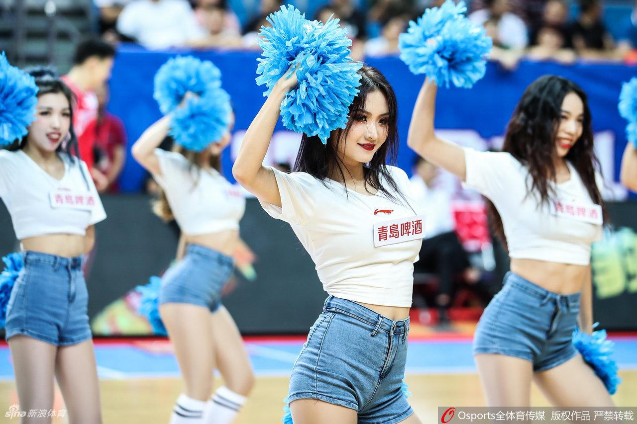 球队暂停期间，拉拉队员们在场上摆好造型，用充满活力的姿态为球员们加油打气，成为战术讨论背景中最美的点缀。