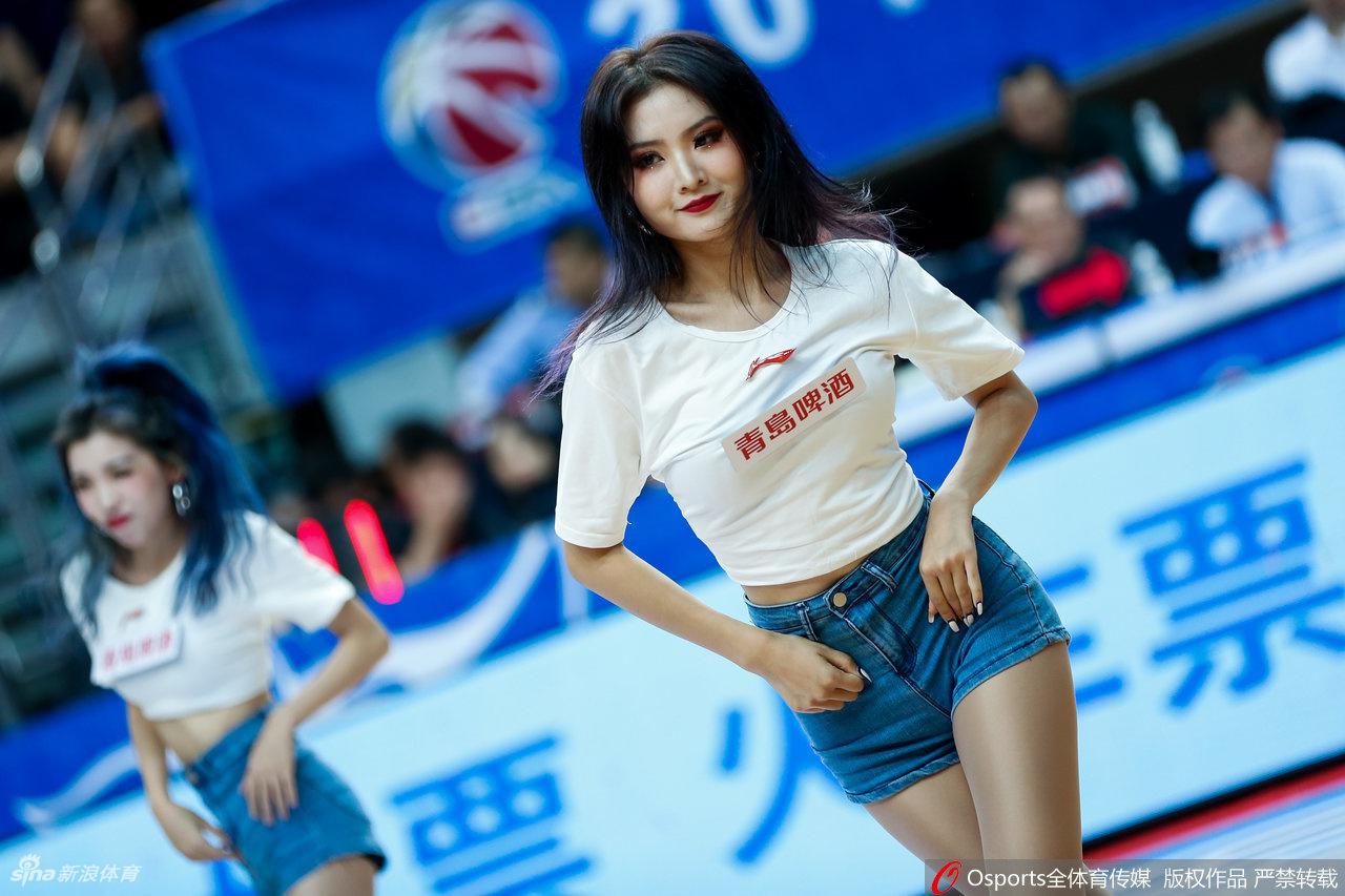 表演结束后，拉拉队员们集体向观众致意，她们脸上洋溢的笑容和挥动的双手，为紧张的比赛画上了一个温暖而圆满的句号。