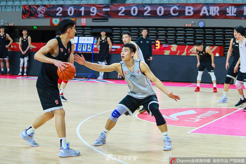 赢下一局腕力赛的浙江球员振臂高呼，脸上洋溢着孩子般胜利的喜悦，身旁的队友们纷纷鼓掌叫好，快乐的气氛弥漫在整个训练馆。