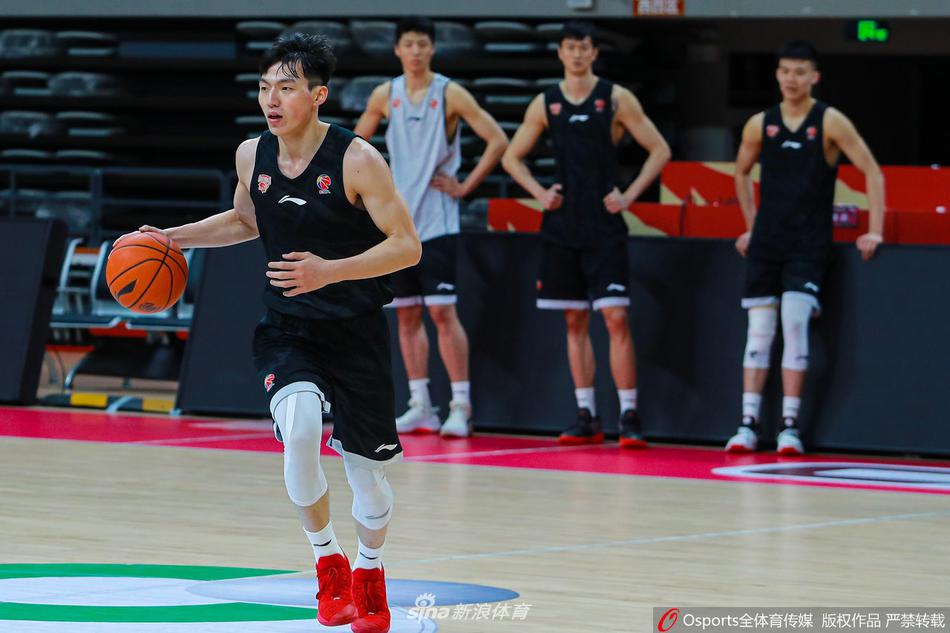 两名浙江队员在队友的围观下展开激烈腕力对决，双方手臂肌肉紧绷，表情既狰狞又带着笑意，力量的碰撞在这一刻点燃了全场的激情。