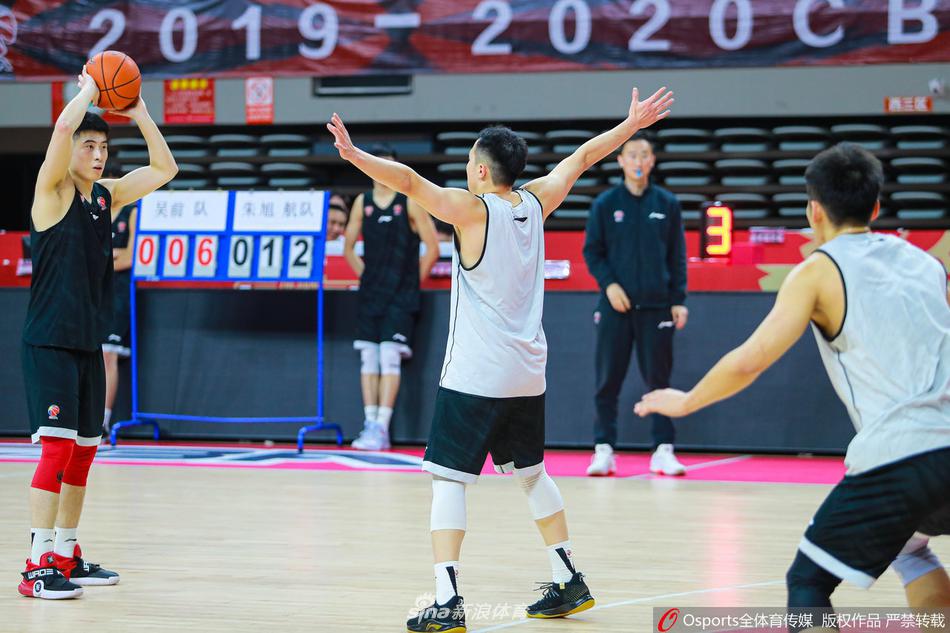 又一组对决开始，两位浙江队员全神贯注，紧握的双手因用力而微微颤抖，围观的队友们表情各异，紧张地注视着这场力量博弈的结果。