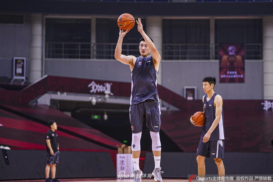 浙江广厦队的球员们在场上进行拉伸放松，他们自觉地保持着防疫间距。背景里，“投入”、“激情”的标语牌格外醒目，仿佛是对这群在疫情中坚持追梦的年轻人的无声鼓励。