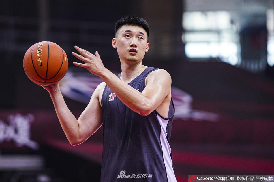 广厦队内线核心胡金秋在训练中极为专注，他戴着蓝色口罩完成上篮，护目镜下的眼神坚定，防护装备与湿透的球衣见证着他在这个特殊时期的坚持与付出。