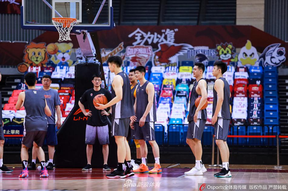 发布会上，李春江指导正在认真倾听记者的提问，桌面上的名牌和话筒排列整齐。虽然发布会现场隔着安全距离，但依然能感受到媒体对于这支全华班球队复赛后表现的浓厚兴趣。