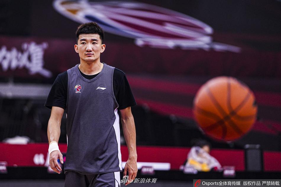 训练间隙，胡金秋与队友孙铭徽进行交流，两人均佩戴口罩，保持着安全距离。虽然面容被遮挡，但从眼神中依然能读出队友间的信任与对即将到来比赛的默契。