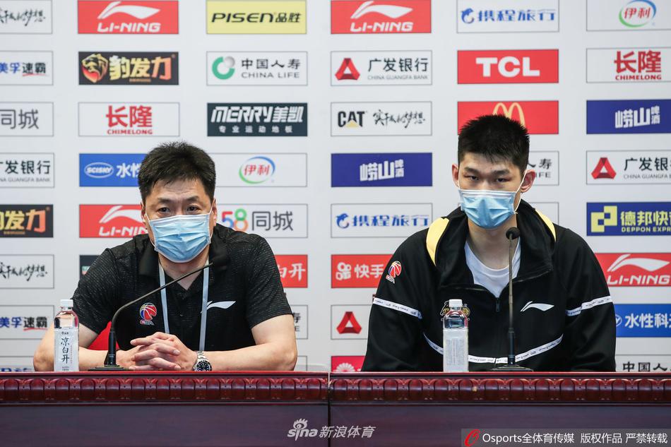 在空旷的青岛国信体育中心体育馆内，浙江广厦队主教练李春江双手抱胸，目光如炬地注视着弟子们的训练，他的口罩遮不住眉宇间的严厉与期待。