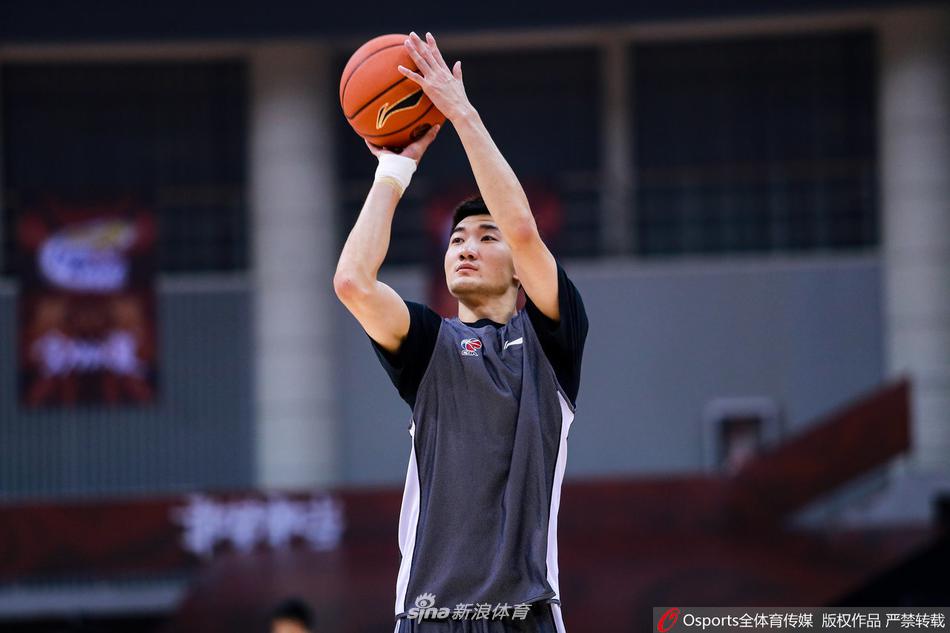 训练结束后，胡金秋在接受媒体采访，他摘下护目镜，露出憨厚而自信的笑容。汗水顺着脸颊滑落，这位年轻队长用最阳光的状态向外界宣告：广厦队，准备好了。