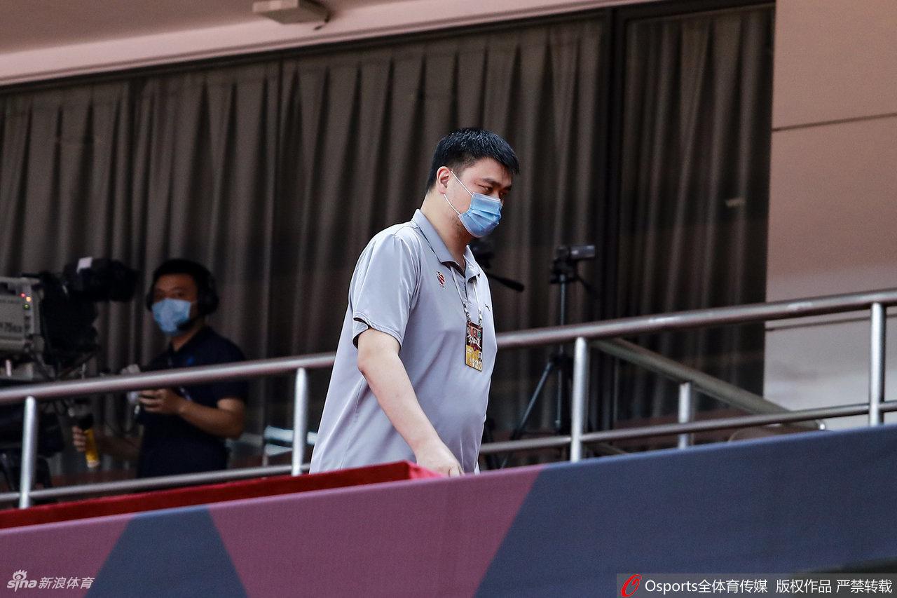 比赛进入白热化，姚明身体微微前倾，口罩之上，紧锁的眉头暴露了他内心的波澜。这一刻，他不是运筹帷幄的主席，而是一个心系比赛的纯粹球迷。