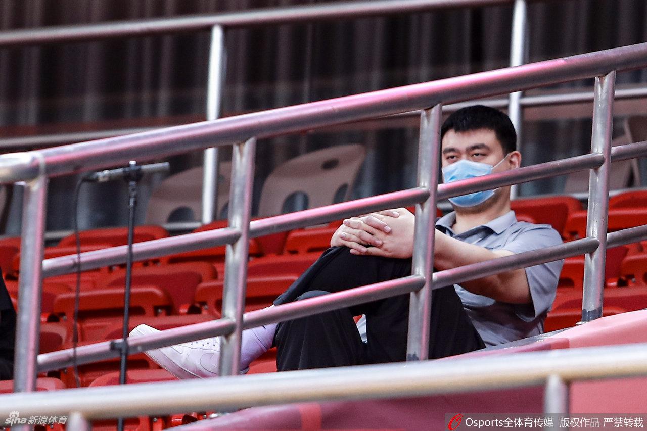 当辽宁队打出精彩配合，姚明情不自禁地鼓起掌来，宽大的手掌即使戴着口罩也难掩欣慰的笑意，眼神里满是对本土球员成长的欣喜。