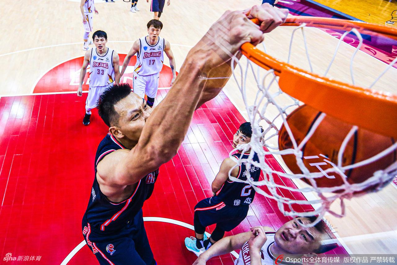 在比赛中，易建联高高跃起试图封盖对手的投篮，修长的臂展让他仿佛编织起一张无形的大网，将广东队的禁区守护得密不透风。