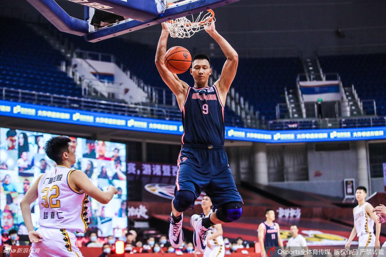 篮筐之下，易建联在多人包夹中强硬摘下一个前场篮板，他肌肉线条分明的上肢展现出顶级的力量素质，每一次拼抢都为球队博得二次进攻的机会。