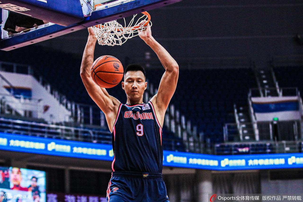 在一次快攻中，易建联如一辆重型坦克般快速推进，他娴熟的运球技术打破了人们对于大个子的传统认知，展现出其全面的进攻技巧。