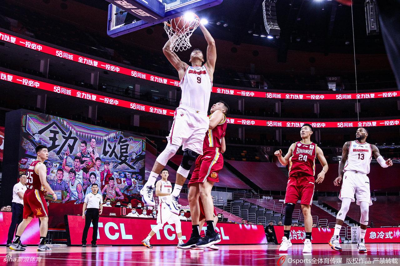 即使面对多人包夹防守，易建联依然面不改色，他利用强壮的核心力量牢牢卡住身位，眼神中透露出的坚定仿佛在告诉对手：这分，我要定了。