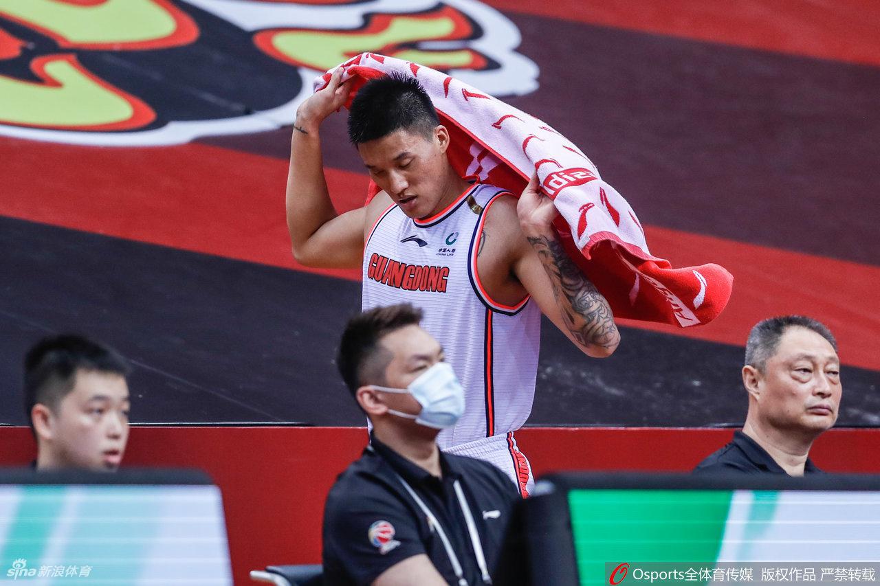 曾繁日双手叉腰站在篮下，眼神迷离地望着远方，身旁的队友杜润旺上前安慰