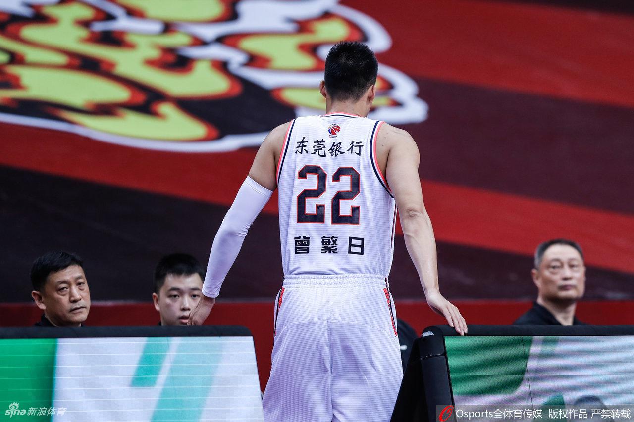 裁判围在技术台前反复观看录像回放，手指屏幕确认曾繁日的违规动作