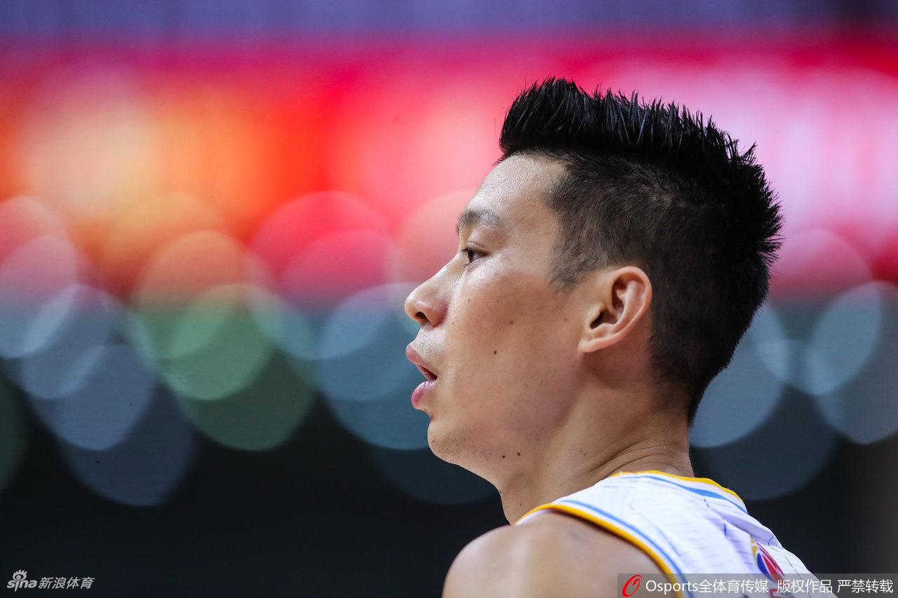 场边的林书豪与翟晓川并肩而坐，书豪正在全神贯注地调配自己的运动饮品，而身旁的翟晓川则侧着头，以一种既好奇又依赖的眼神看着这位老大哥，兄弟情谊在细节中流露。