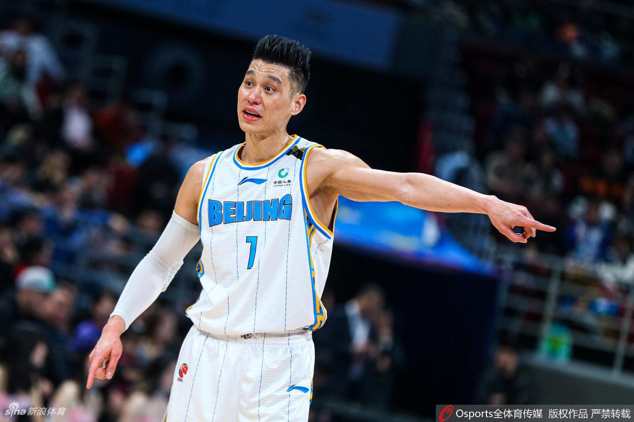 北京首钢官方告别长文的截图背景，配以林书豪双手合十向全场球迷致谢的画面，看台上满是举着他球衣和标语的球迷，这一刻温情与敬意充满了整个球馆。