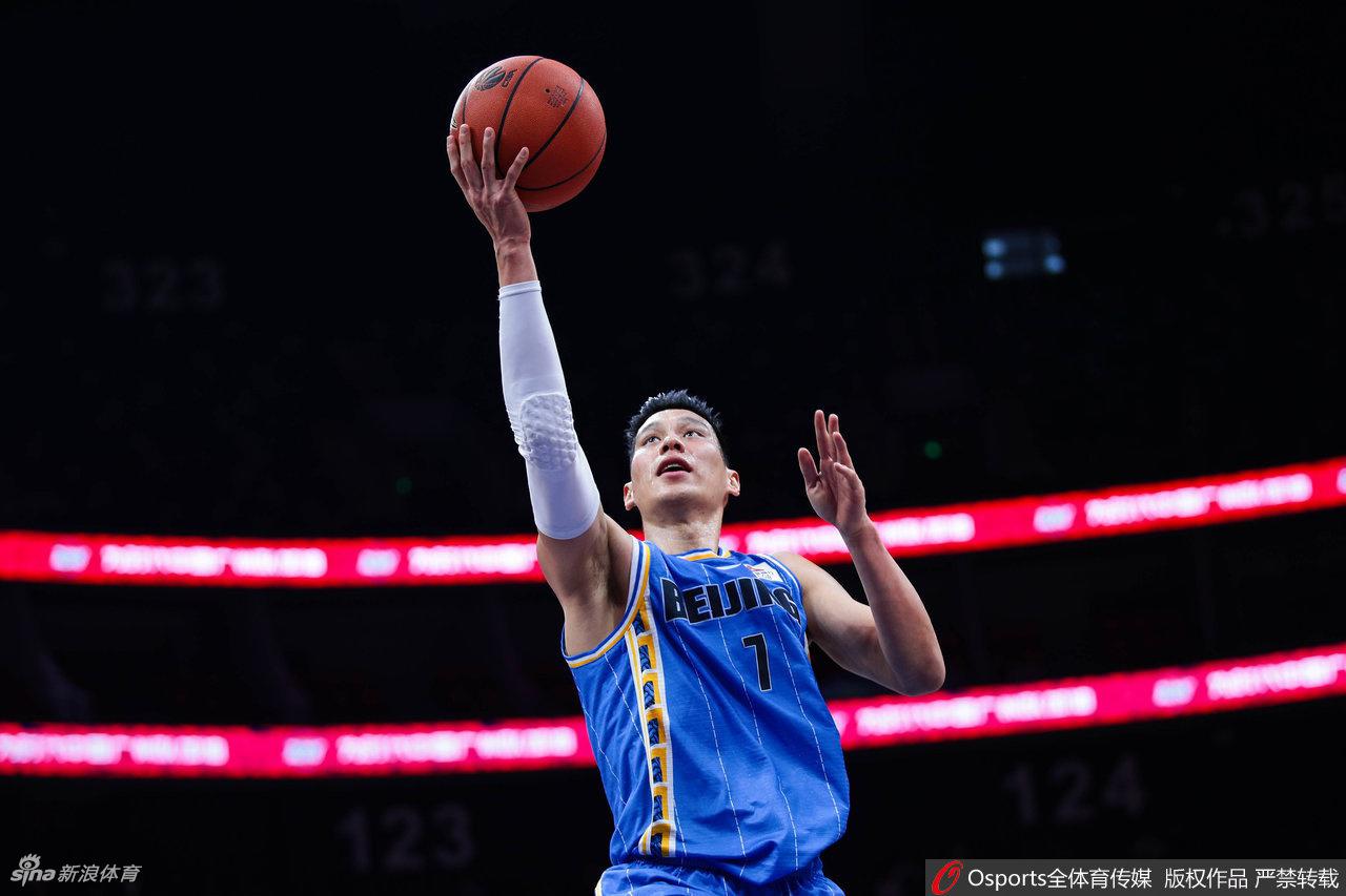 半决赛遗憾出局后，林书豪蹲在地上双手抱头，队长翟晓川俯身将其拉起并给予安慰。书豪的球衣上沾满了汗水与灰尘，这一幕将竞技体育的残酷与兄弟篮球的温情定格。