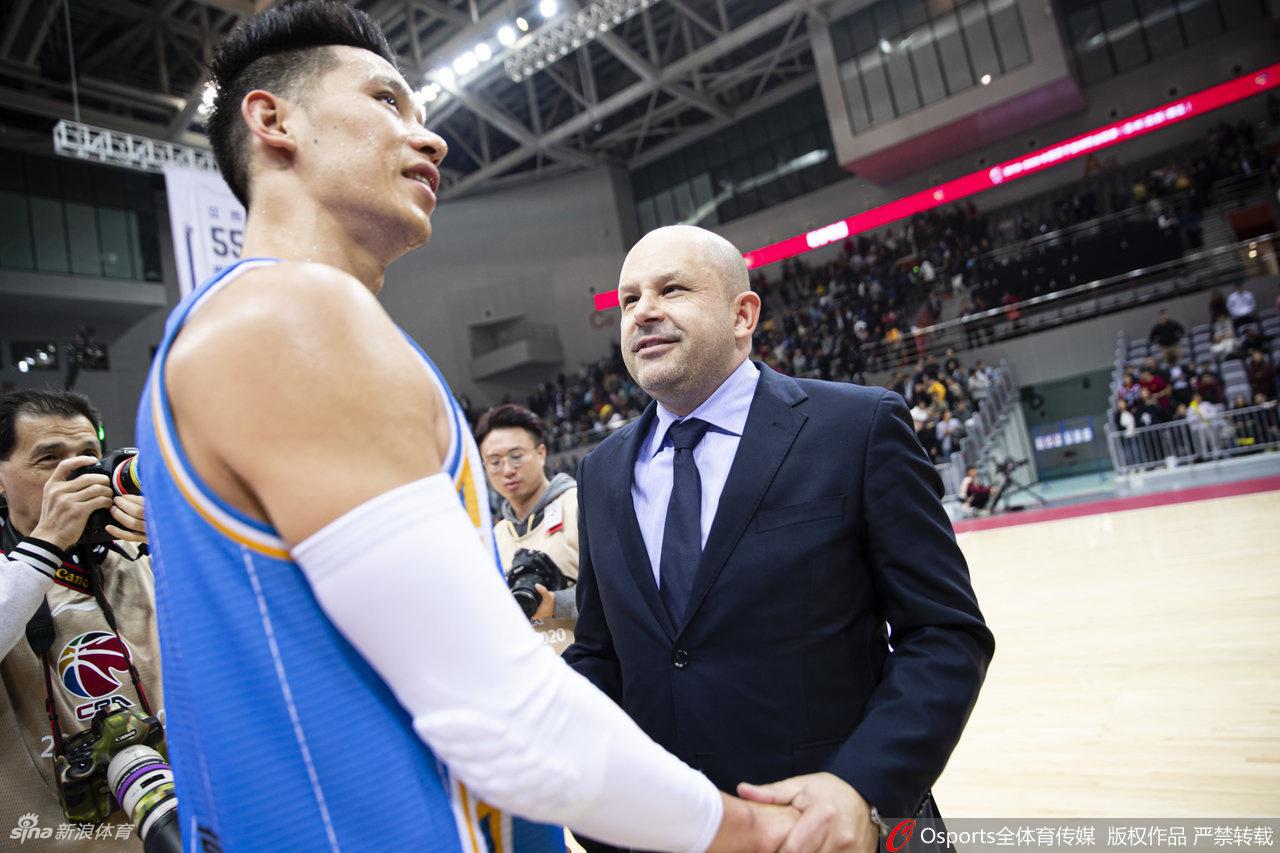 林书豪在三分线外从容出手，皮球离开指尖的瞬间，背景虚化的看台上灯光璀璨，仿佛他投出的不是篮球，而是点燃“三分心”公益项目希望的火种，每一次出手都带着温度。