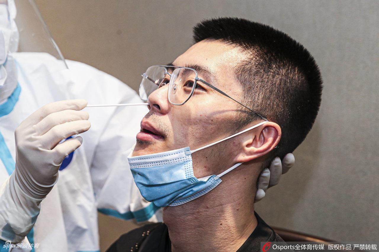 张帆在核酸检测时面带微笑，作为北控阵中进步神速的本土得分手，他的眼神里充满了对挑战的渴望。
