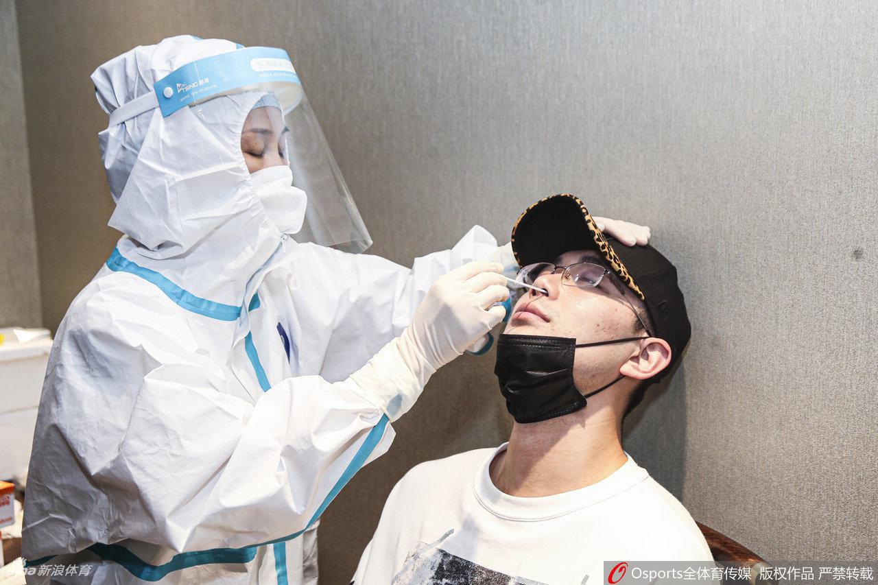 俞长栋在检测现场神情轻松，这位顶薪内线的加盟为北控的禁区注入了冠军级别的硬度与经验。