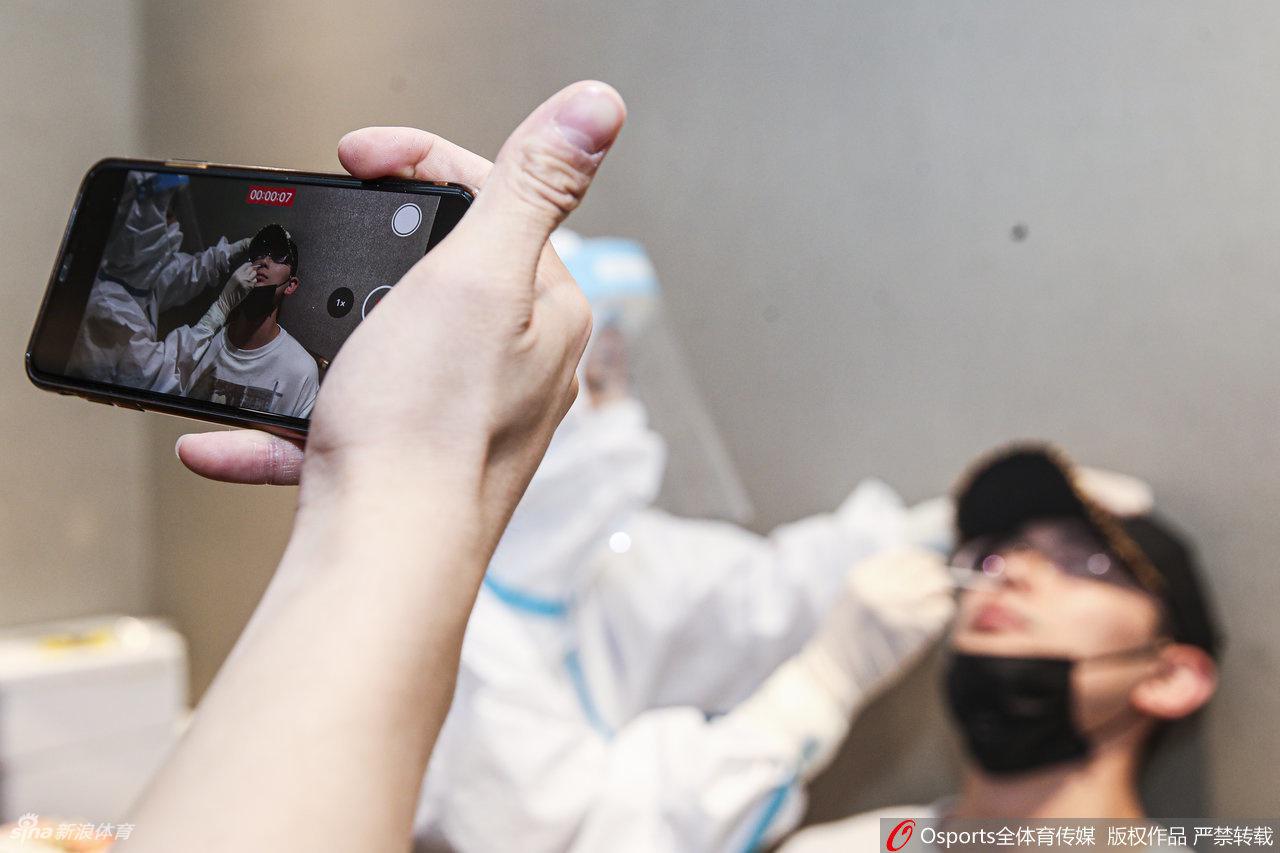 王少杰摘掉口罩配合采样，状元郎俊朗的面容下藏着一颗渴望在新赛季继续证明自己的冠军之心。
