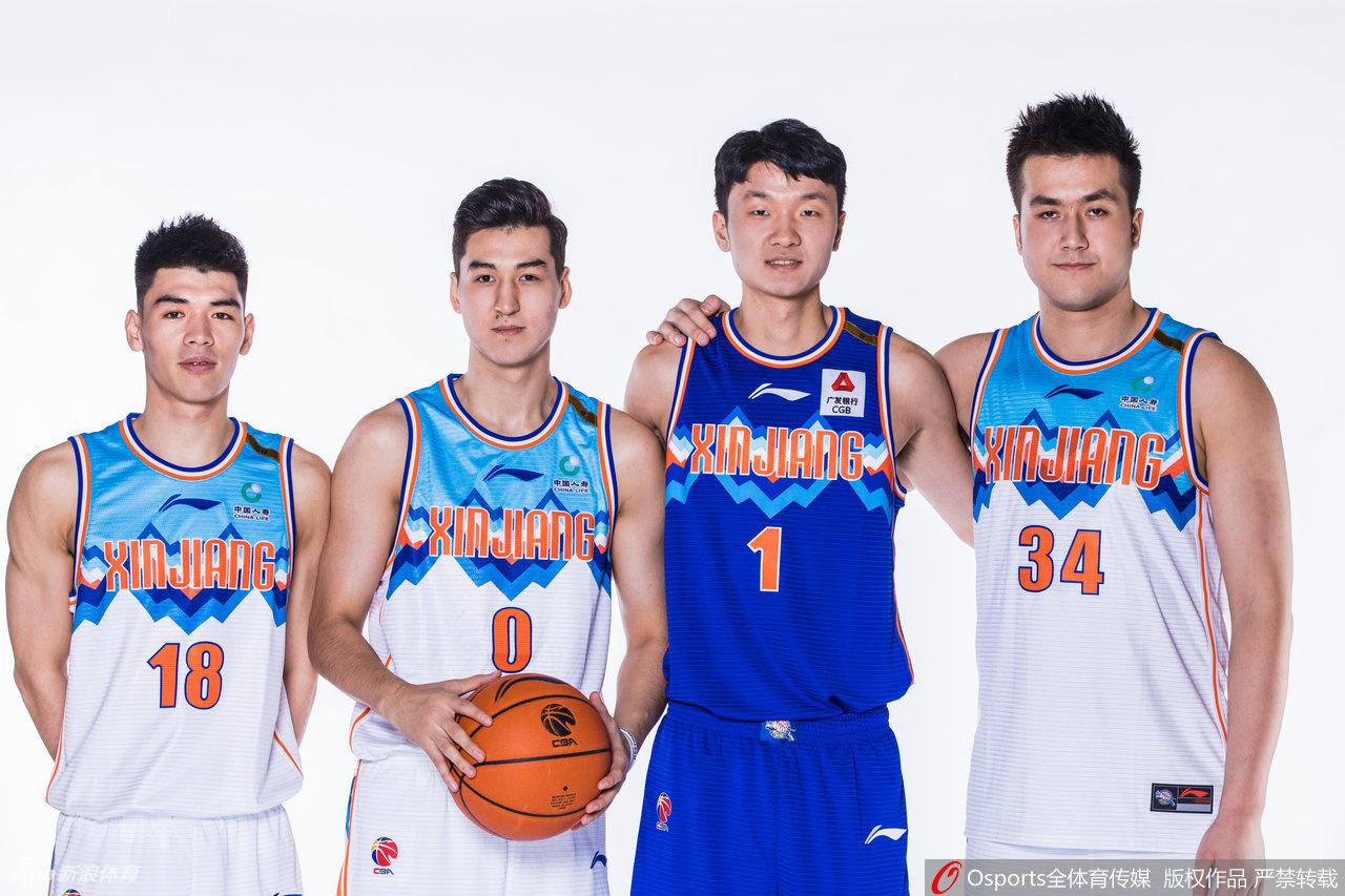 新疆男篮新赛季定妆照全家福，周琦与阿不都沙拉木端坐前排中央，全队上下身着全新战袍，眼神中透露出对赛季的憧憬与坚定。