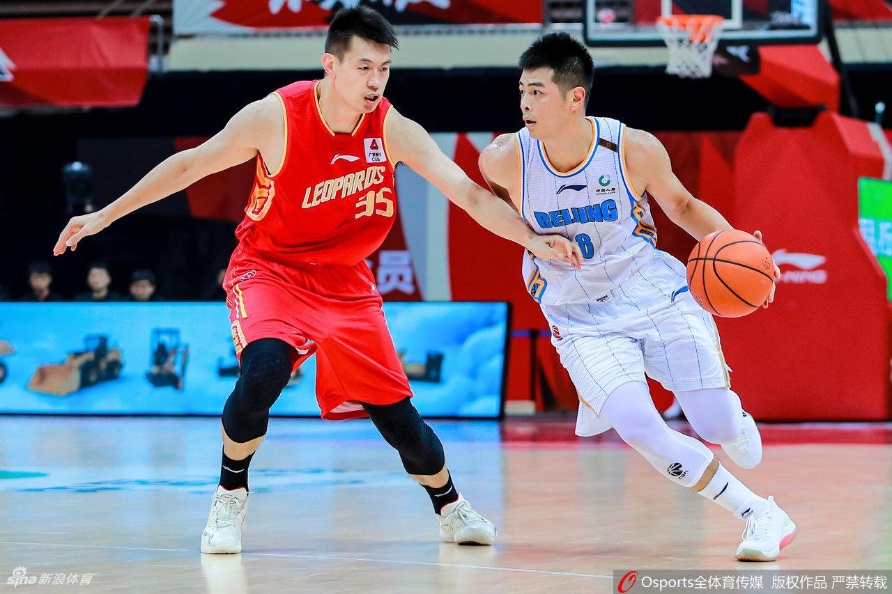 翟曉川如戰神附體，在深圳隊防守球員的頭頂上霸王硬上弓，展現驚人的滯空能力上籃。