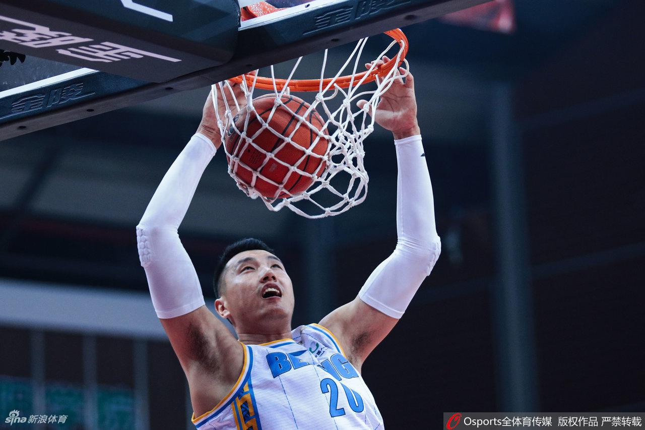 雙方球員在禁區內為了球權人仰馬翻，肌肉碰撞的火花幾乎要從螢幕中迸出，彰顯了比賽的殘酷與激烈。