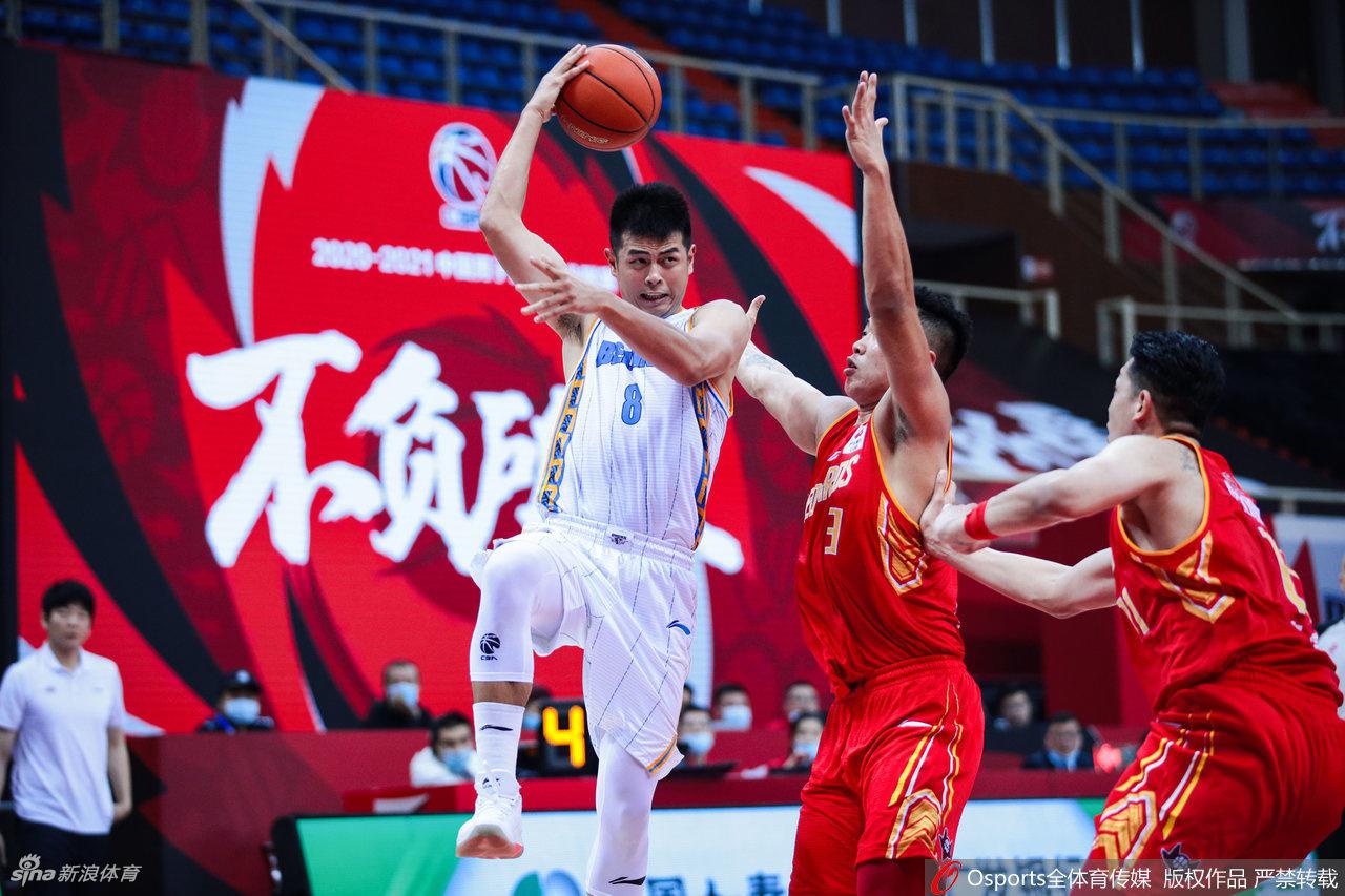 王驍輝化身防守尖兵，張開雙臂像膏藥一樣緊貼深圳隊的射手顧全，不給對手任何一絲投籃空間。