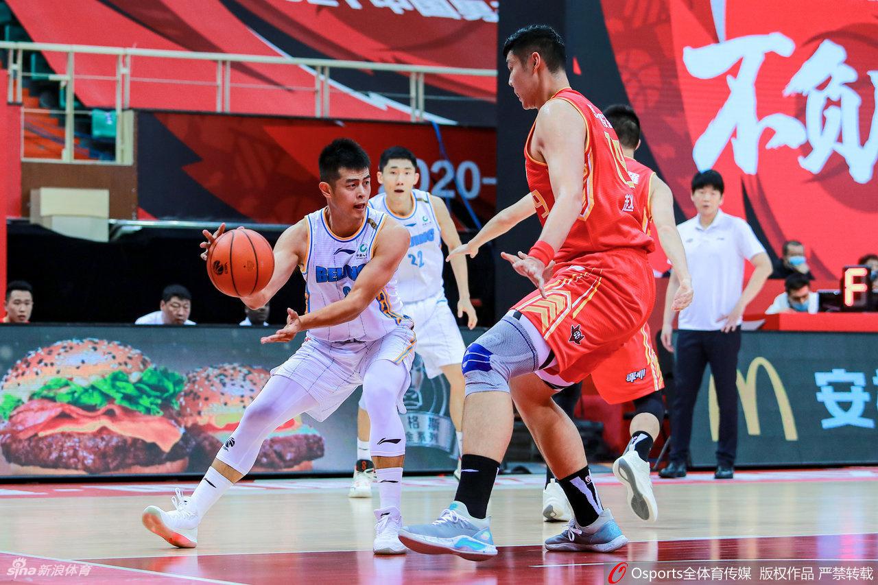 方碩在深圳隊重重包圍之下，如同泥鰍般滑溜地鑽入禁區，面對補防高拋打板，展現極佳球感。