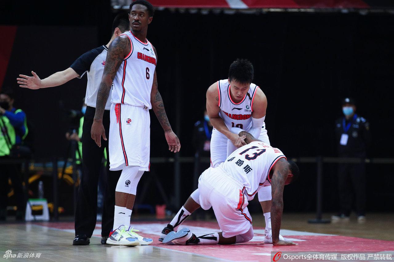 王骁辉被裁判出示夺权犯规手势后，无奈地摘下护具，神情低落地走向球员通道，提前告别赛场。