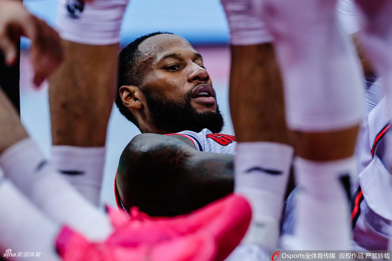 北京队长翟晓川怒吼着庆祝得分,他全场砍下20分8篮板5助攻的全面数据,用一次次奋不顾身的冲击率领球队战斗到最后一刻。