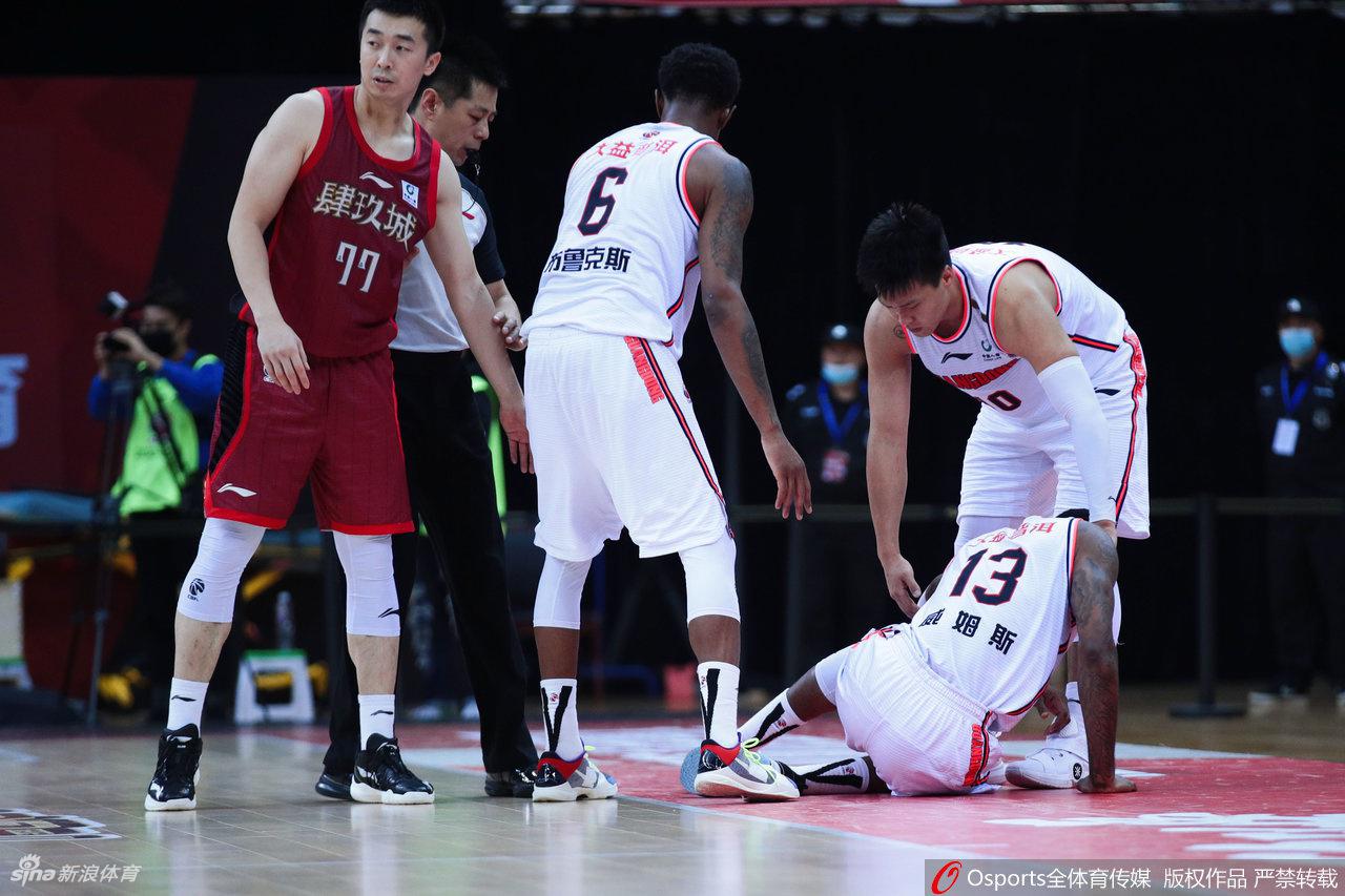 威姆斯受伤倒地后，替补席上的广东队球员纷纷起立，脸上写满了震惊与关切，目光紧盯着场内。