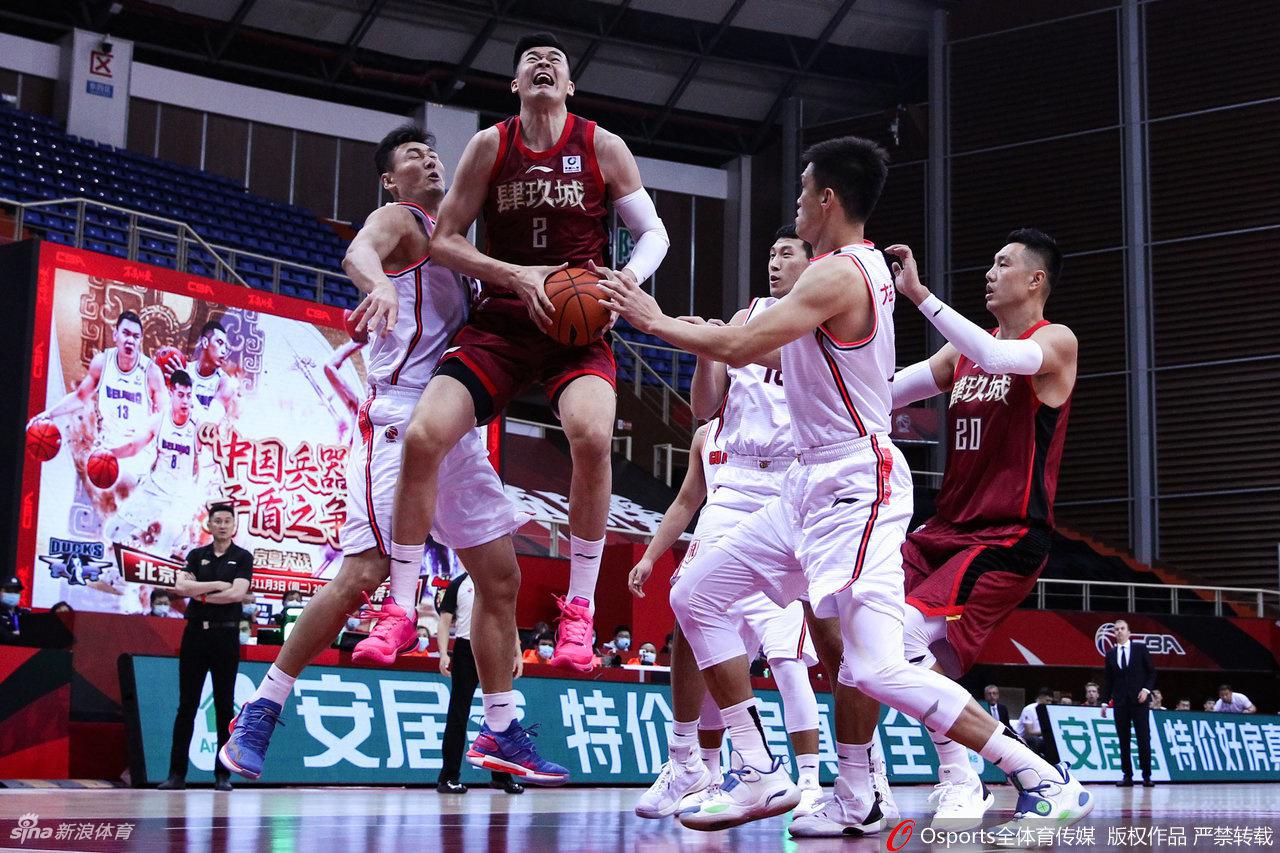 北京外援吉布森在其首秀中空砍高分,赛后神情落寞,他全力的冲击和精准的投篮终究未能为球队换回一场胜利。