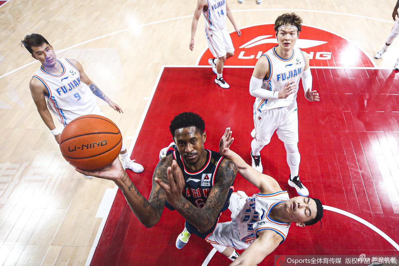 徐杰高高跃起，在对方中锋头上完成了一次不可思议的补篮，小个子的大能量在这一刻展露无遗。