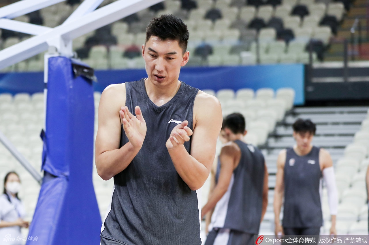 全队训练结束后聚拢成一圈，众志成城高喊口号，凝聚力和战斗欲望爆棚