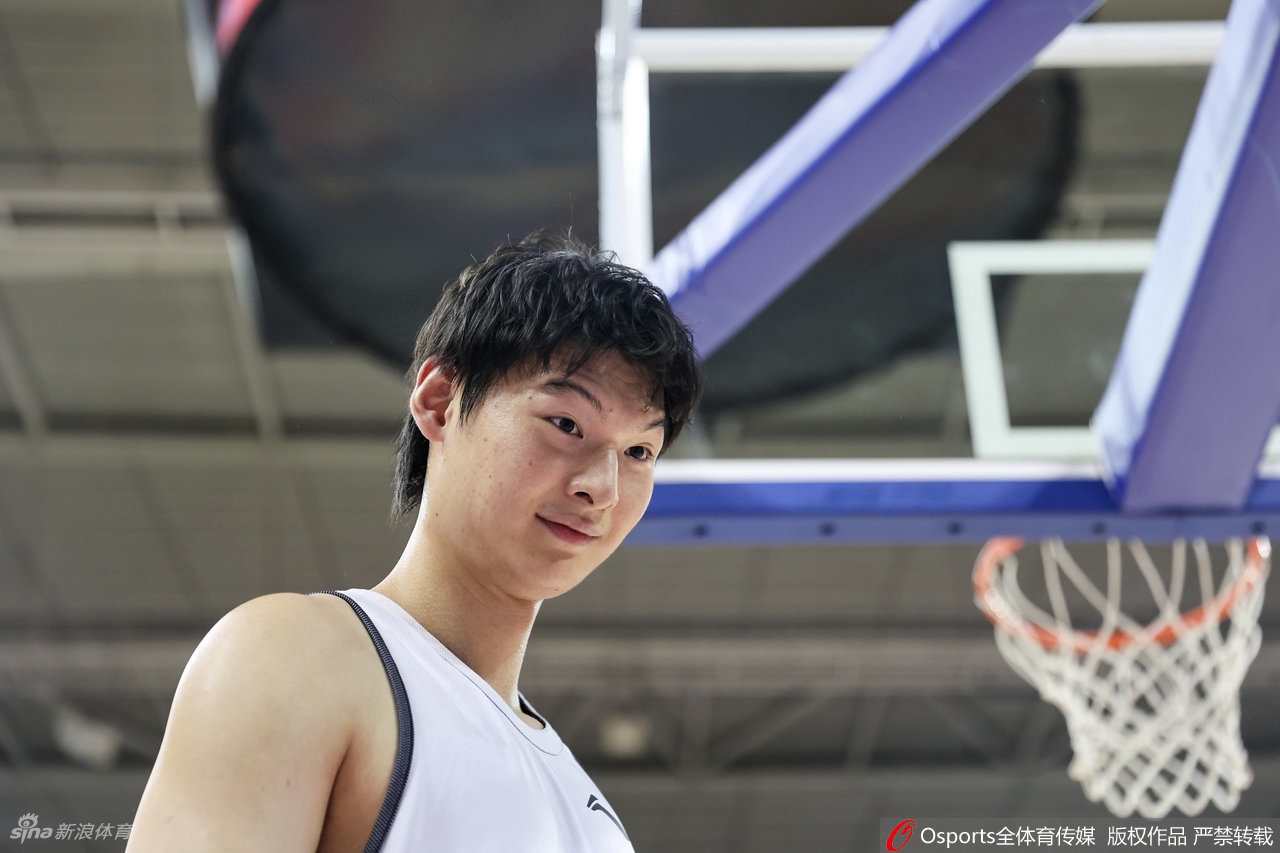 东方体育中心宽敞明亮的内部环境，崭新的大鲨鱼队徽在灯光下熠熠生辉