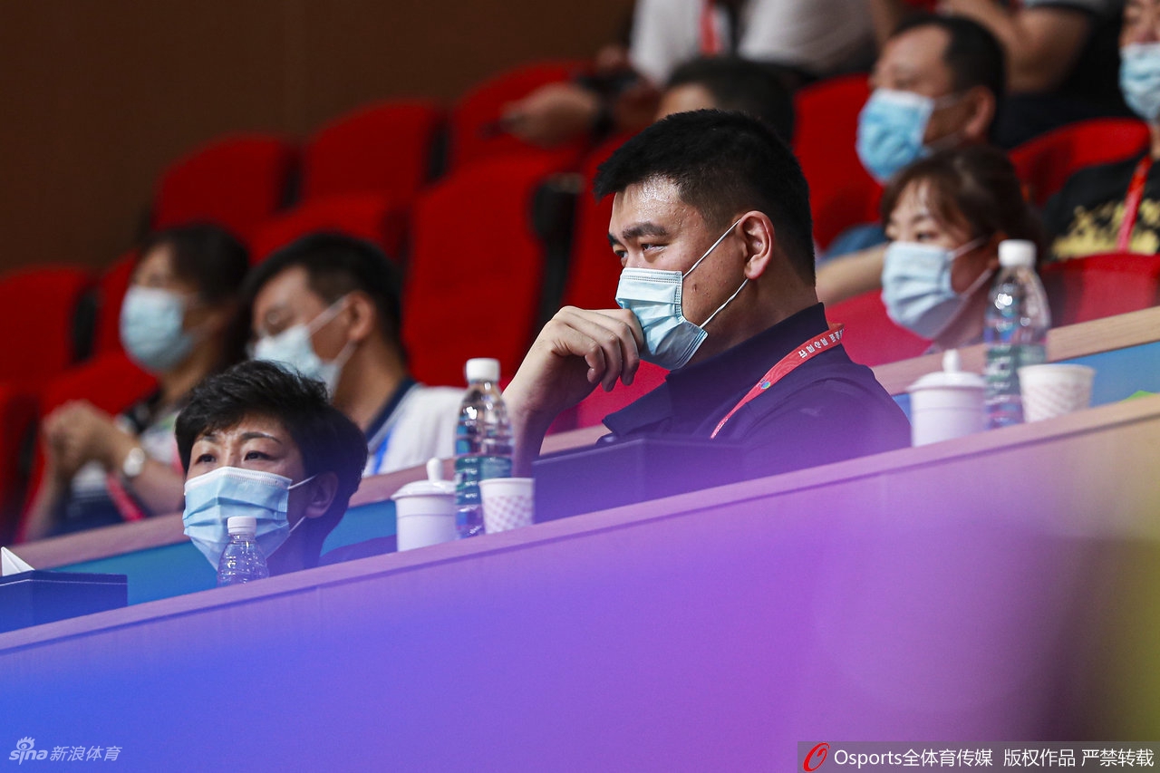 江苏队球员龚莉运球强行突破，她的身姿低伏，篮球在她的指尖如同被赋予了生命，灵动地穿过广东队的防线，速度与激情在这一刻完美定格。