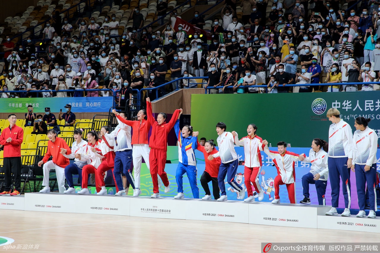 联合队后卫持球快速突破,江苏队两名防守球员形成夹击之势。画面定格在身体对抗的瞬间,汗水飞溅,充满了竞技体育的张力与速度感。